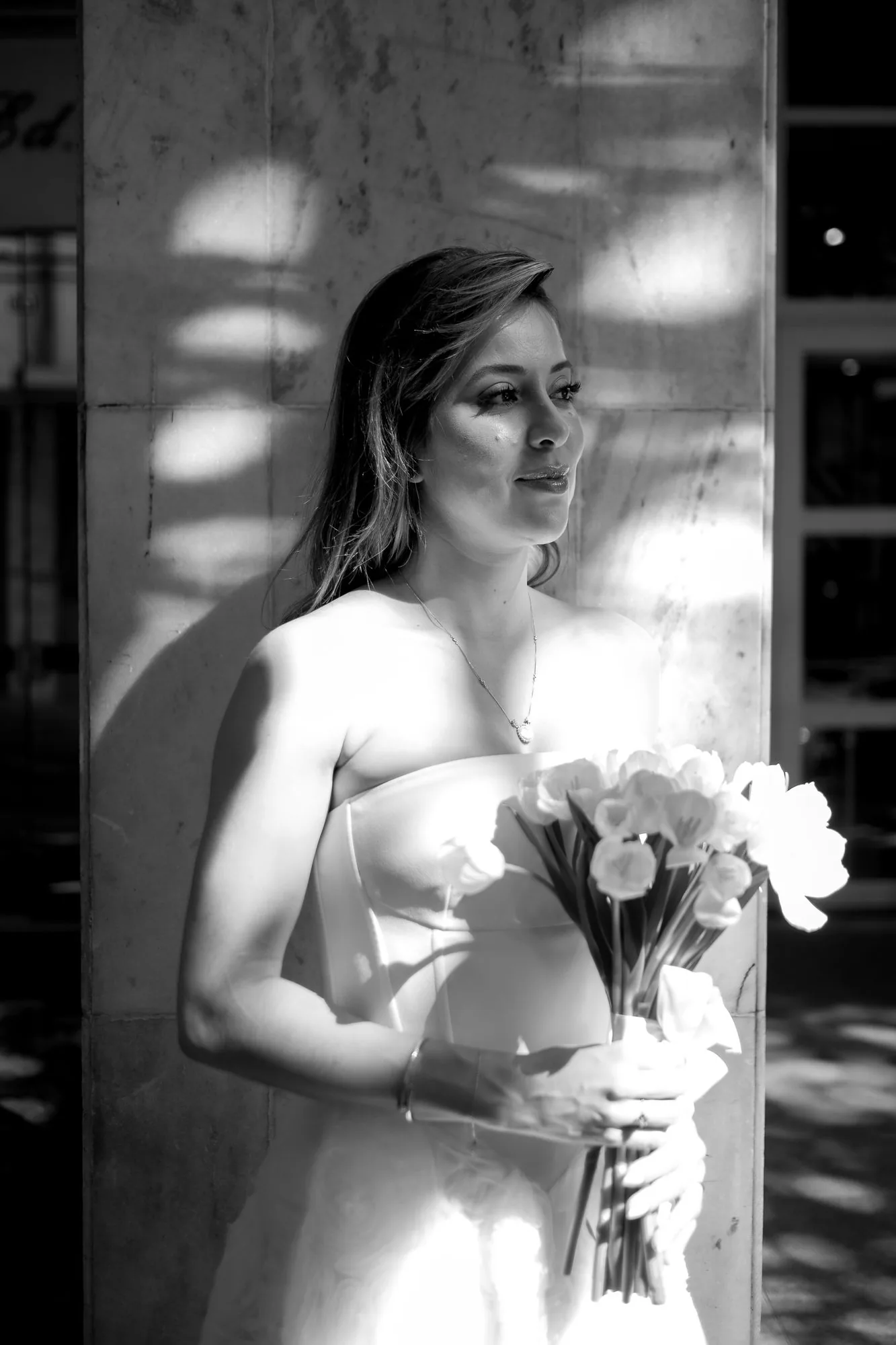 Anne com tulipas e luz dramática