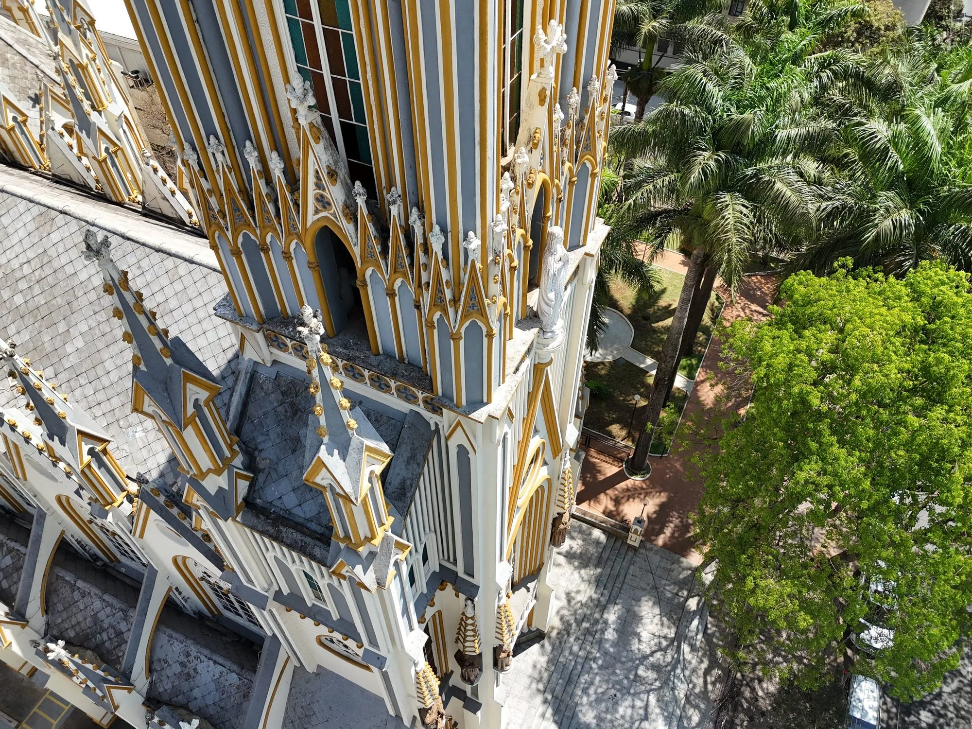 Pináculos góticos da Basílica de Lourdes