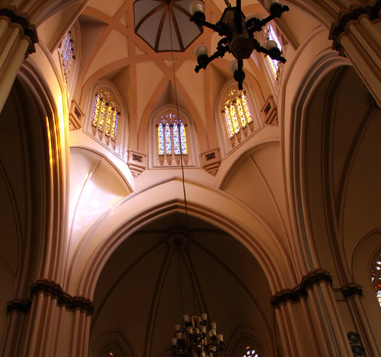 Interior do zimbório octogonal da Basílica de Lourdes